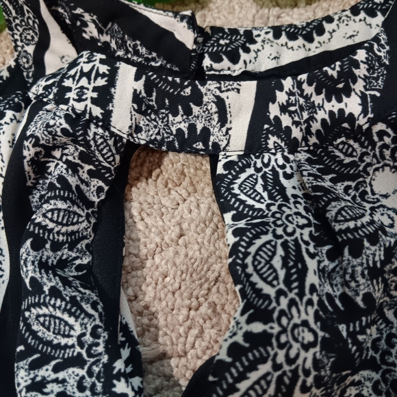 As U Wish Halter‎ Romper Size XS in a Black and White Paisley Pattern - Picture 3 of 9